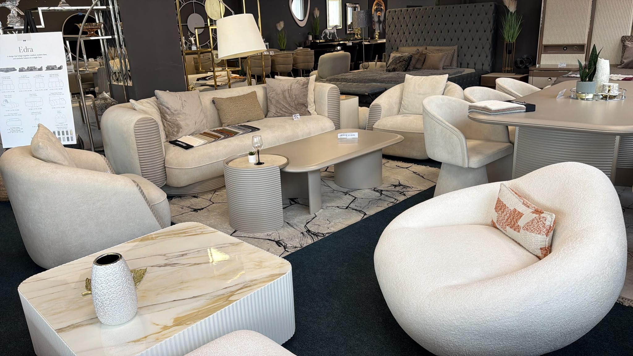 Showroomul MSMLUX — colecții expuse în camere amenajate